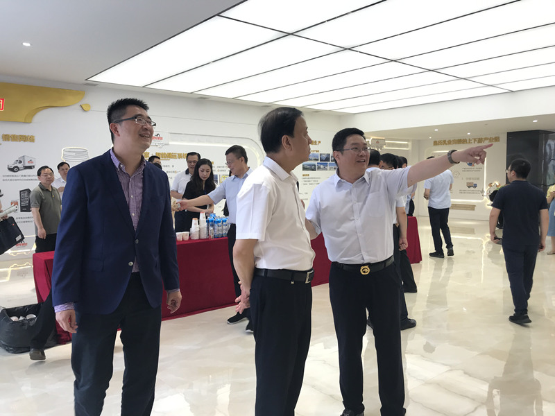 全國人大常委會(huì)副委員長、九三學(xué)社中央主席武維華蒞臨皇氏集團(tuán)參觀考察
