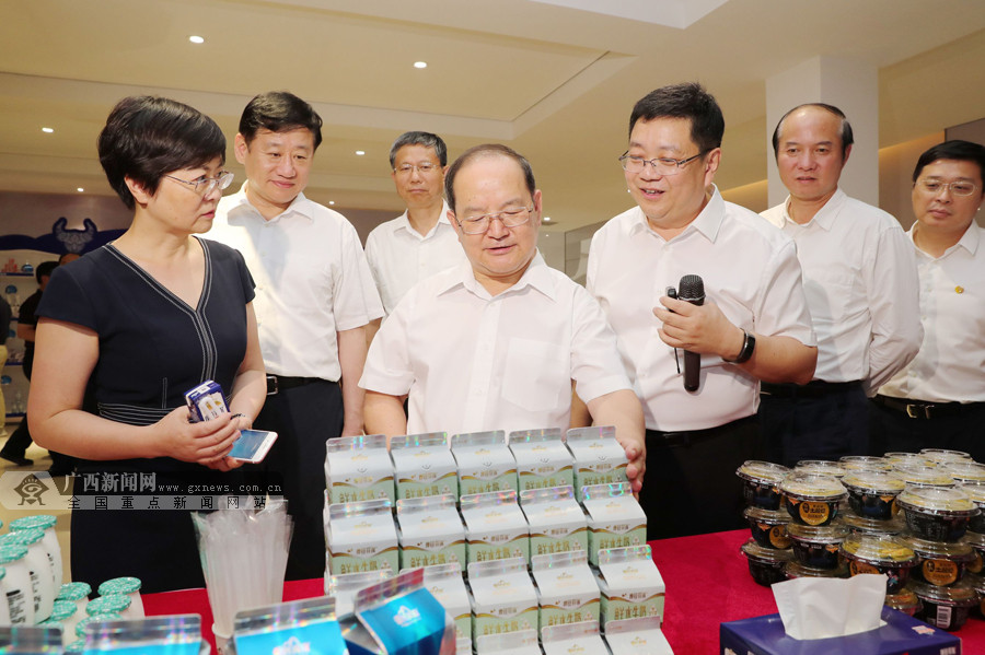 自治區(qū)黨委書記、自治區(qū)人大常委會主任鹿心社率全區(qū)年中工作會議代表蒞臨皇氏集團(tuán)觀摩考察