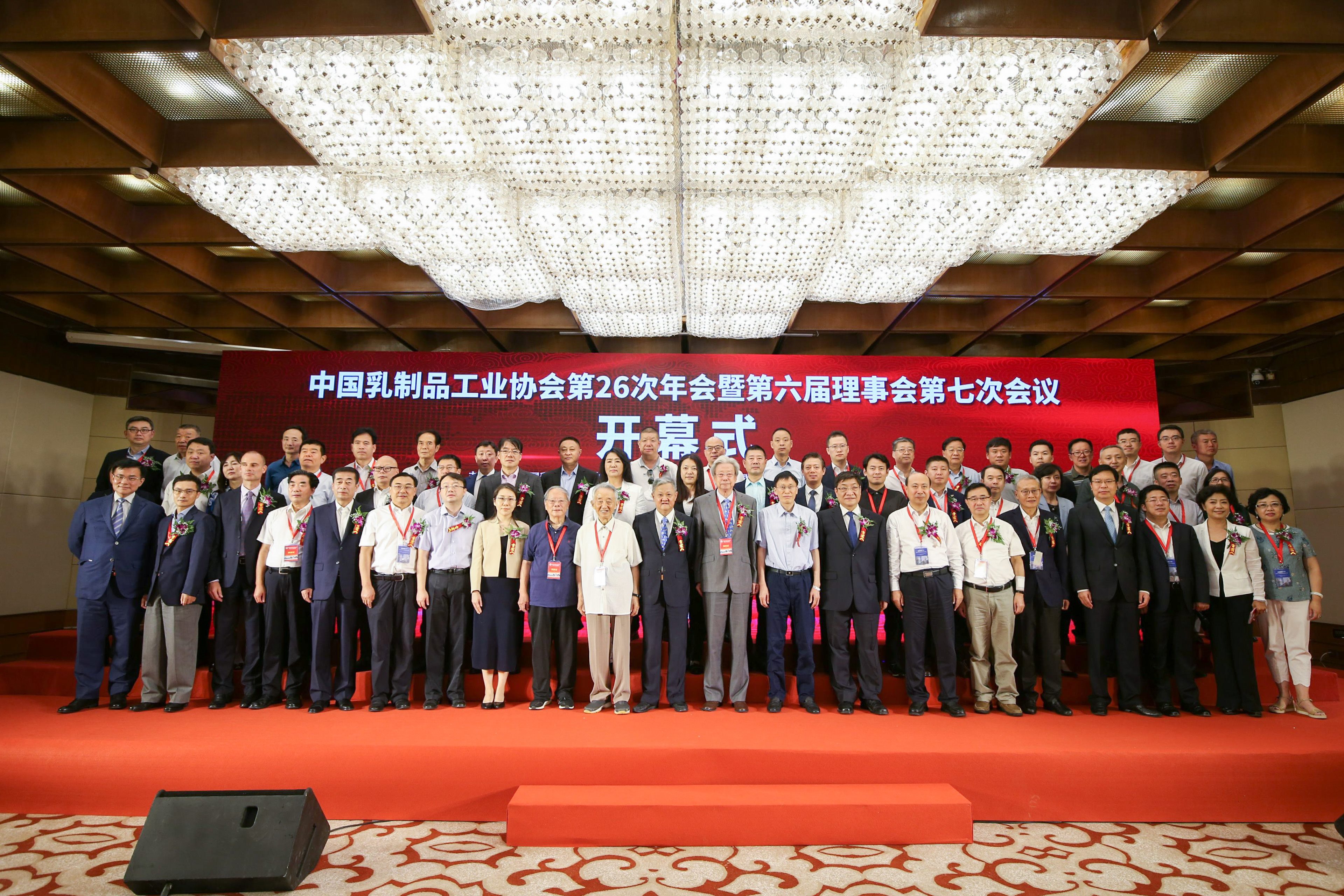皇氏集團榮獲“中國乳業(yè)精神模范企業(yè)”稱號和多項大獎，企業(yè)實力再獲肯定