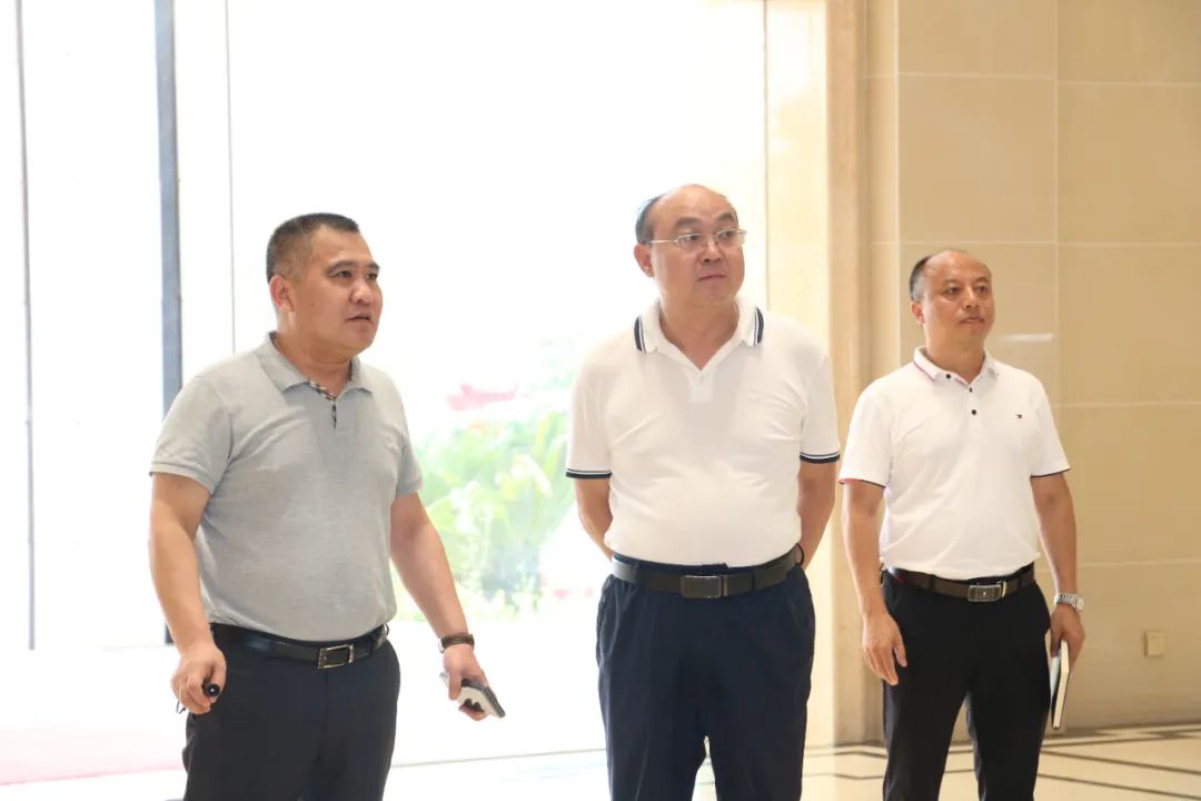 遵義市委統(tǒng)戰(zhàn)部副部長(zhǎng)、市工商聯(lián)黨組書記吳疆蒞臨皇氏集團(tuán)遵義乳業(yè)調(diào)研指導(dǎo)