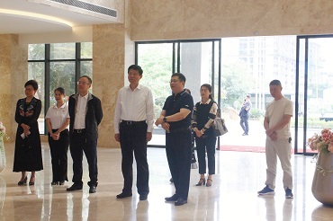 2022年11月10日，自治區(qū)政協(xié)副主席、黨組成員費(fèi)志榮蒞臨皇氏集團(tuán)黨支部