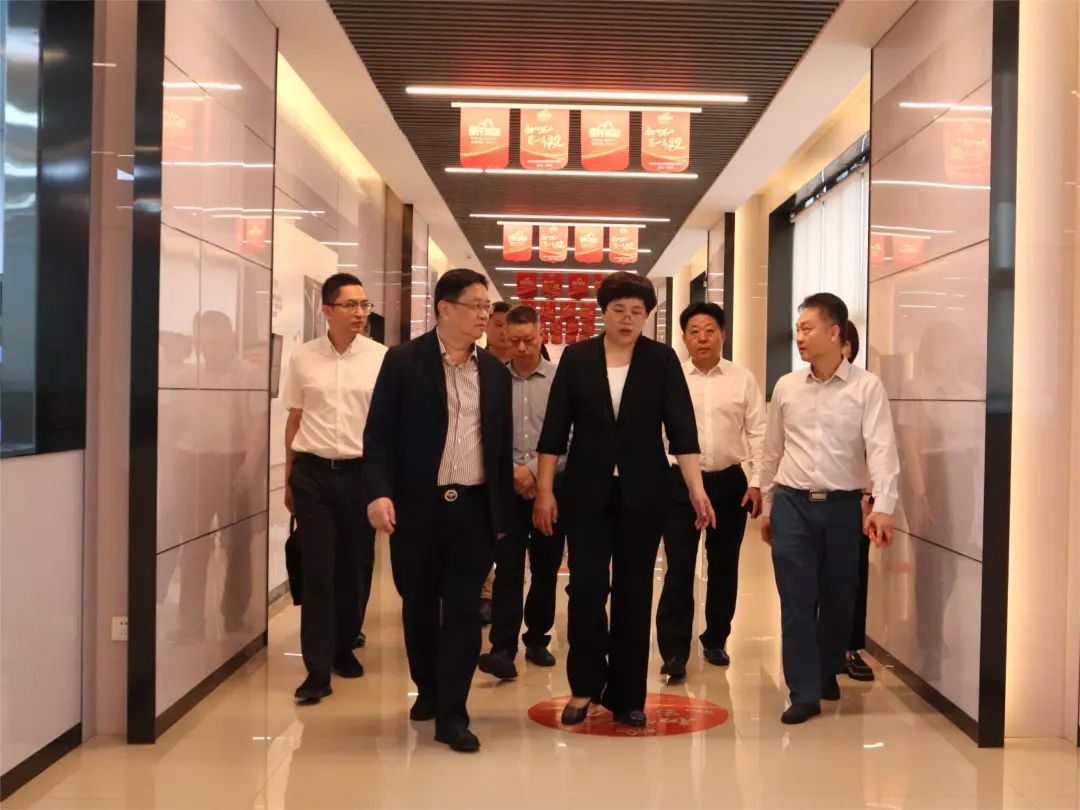 廣西南寧市委常委、統(tǒng)戰(zhàn)部部長、副市長張自英到訪皇氏集團開展經濟發(fā)展調研服務
