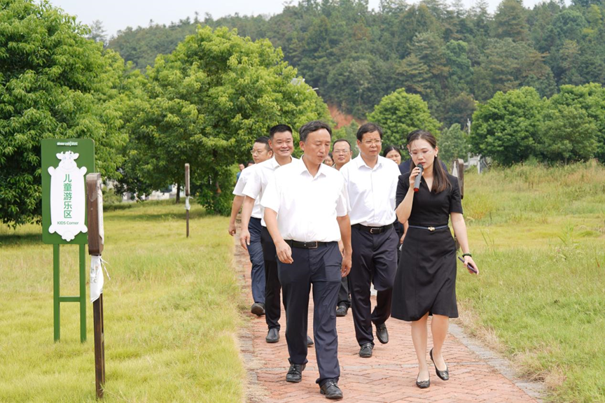 寧鄉(xiāng)市市委副書記、市長黃滔一行蒞臨皇氏集團(tuán)湖南優(yōu)氏歐冠牧場(chǎng)調(diào)研