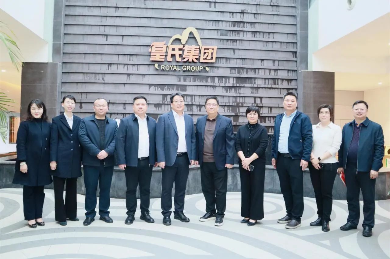 中國銀行廣西區(qū)分行副行長、南寧分行行長曹耀鋒到皇氏集團(tuán)調(diào)研指導(dǎo)